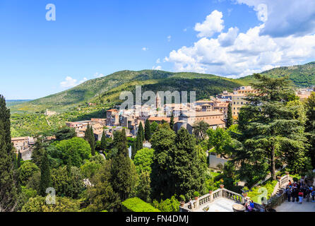 Panoramablick über hübsche Tivoli, die sanfte Hügellandschaft von Villa d ' Este, einer historischen Villa in Tivoli, in der Nähe von Rom an einem sonnigen Tag mit blauem Himmel Stockfoto