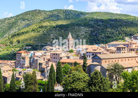 Panoramablick über hübsche Tivoli, die sanfte Hügellandschaft von Villa d ' Este, einer historischen Villa in Tivoli, in der Nähe von Rom an einem sonnigen Tag mit blauem Himmel Stockfoto