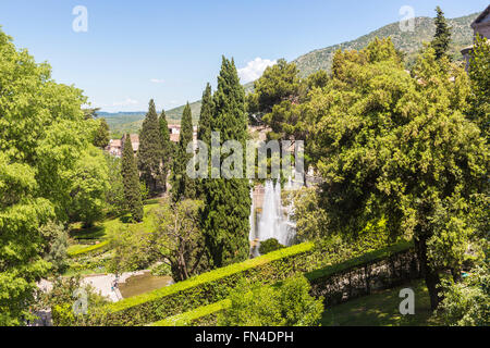 Gärten und Brunnen in Villa d ' Este, eine Villa in Tivoli, in der Nähe von Rom an einem sonnigen Tag mit blauem Himmel Stockfoto