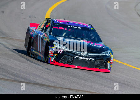 Avondale, AZ, USA. 12. März 2016. Avondale, AZ - 12. März 2016: Denny Hamlin (11) braucht, um die Strecke für den guten Sam-500 auf dem Phoenix International Raceway in Avondale, AZ © Csm/Alamy Live-Nachrichten Stockfoto