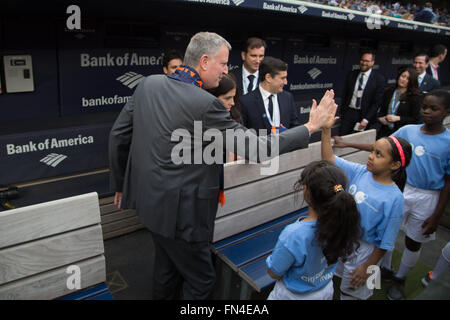 New York City, New York, USA. 13. März 2016. Bürgermeister Bill De Blasio besucht Eröffnungsfeier für das erste Heimspiel der New York City Football Club. Bildnachweis: Louise Wateridge/ZUMA Draht/Alamy Live-Nachrichten Stockfoto