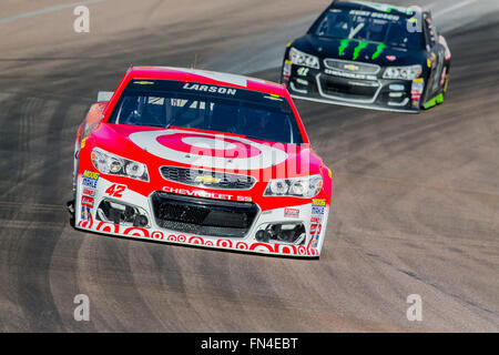 Avondale, AZ, USA. 12. März 2016. Avondale, AZ - 12. März 2016: Kyle Larson (42) braucht, um die Strecke für den guten Sam-500 auf dem Phoenix International Raceway in Avondale, AZ © Csm/Alamy Live-Nachrichten Stockfoto