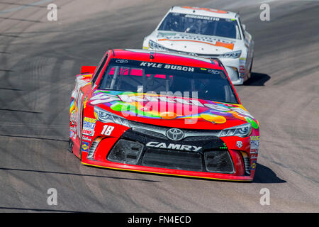 Avondale, AZ, USA. 12. März 2016. Avondale, AZ - 12. März 2016: Kyle Busch (18) braucht, um die Strecke für den guten Sam-500 auf dem Phoenix International Raceway in Avondale, AZ © Csm/Alamy Live-Nachrichten Stockfoto