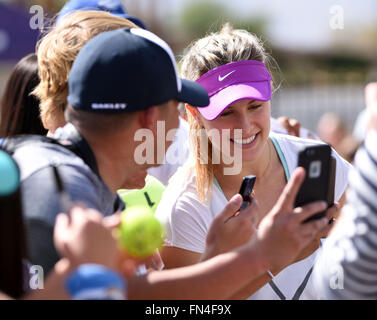 Indische Brunnen, Kalifornien, USA. 13. März 2016: Eugenie Bouchard von Kanada gibt Autogramme für die Fans bei der BNP Paribas Open in Indian Wells Tennis Garden in Indian Wells, Kalifornien Credit: Cal Sport Media/Alamy Live News Stockfoto