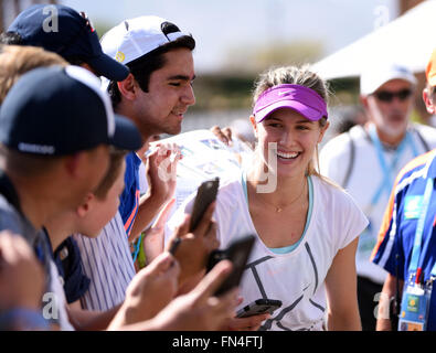 Indische Brunnen, Kalifornien, USA. 13. März 2016: Eugenie Bouchard von Kanada gibt Autogramme für die Fans bei der BNP Paribas Open in Indian Wells Tennis Garden in Indian Wells, Kalifornien Credit: Cal Sport Media/Alamy Live News Stockfoto