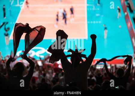 Silhouette der polnischen fans tragende Herren-Volleyball-Team im Earls Court Exhibition Centre während der Olympischen Spiele 2012, London, Europa. Stockfoto