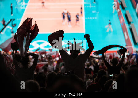 Silhouette der polnischen fans tragende Herren-Volleyball-Team im Earls Court Exhibition Centre während der Olympischen Spiele 2012, London, Europa. Stockfoto