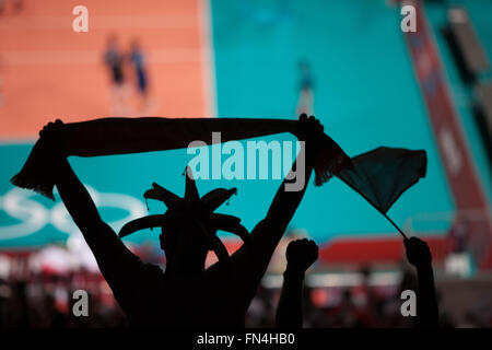 Silhouette der polnischen fans tragende Herren-Volleyball-Team im Earls Court Exhibition Centre während der Olympischen Spiele 2012, London, Europa. Stockfoto