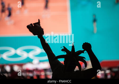 Silhouette der polnischen fans tragende Herren-Volleyball-Team im Earls Court Exhibition Centre während der Olympischen Spiele 2012, London, Europa. Stockfoto