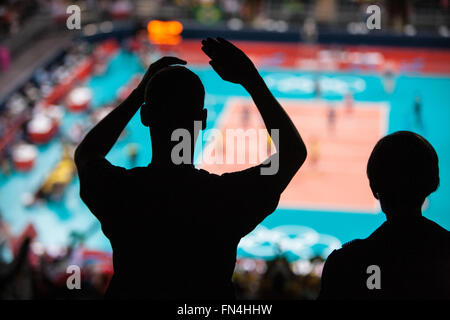 Silhouette der polnischen fans tragende Herren-Volleyball-Team im Earls Court Exhibition Centre während der Olympischen Spiele 2012, London, Europa. Stockfoto