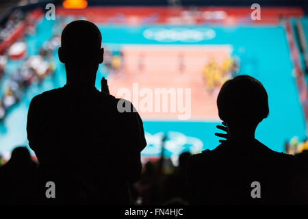 Silhouette der polnischen fans tragende Herren-Volleyball-Team im Earls Court Exhibition Centre während der Olympischen Spiele 2012, London, Europa. Stockfoto