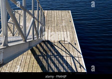 Holz-dock mit Metallrampe zum Andocken Boote Stockfoto