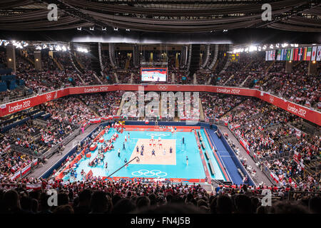 Fans jubeln zu unterstützen ihre Teams beobachten Volleyball bei Olympischen Spielen in London 2012, England, UK, Europa Stockfoto