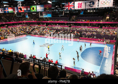 Handball in Kupfer-Box Arena bei Olympischen Spielen in London 2012, England, UK, Europa. Stockfoto