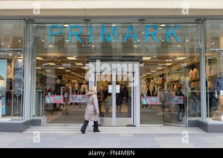 Primark Discount-Bekleidungsgeschäft vor dem Eingang in der Argyle Street, Glasgower Stadtzentrum, Schottland, Großbritannien Stockfoto