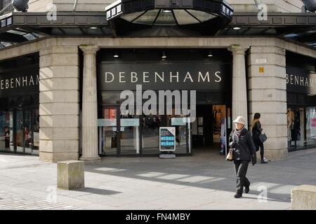 Eine reife Frau weitergibt Debenhams Speicher Eingang Argyle Street, Glasgow, Scotland, UK Stockfoto