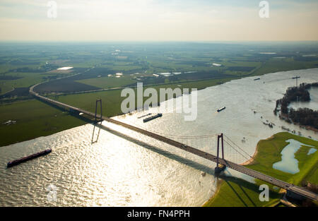 Luftaufnahme, Emmerich Rheinbrücke, Auen, Cargo-Schiffe, Schrägseilbrücke, Emmerich, niedrigere Rhein-Gebiet, Stockfoto