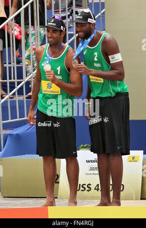 Rio De Janeiro, Brasilien, 13. März 2016. Rio-Grand-Slam-2016. Vizemeister João Solberg und Evandro Gonçalves (BRA) mit ihren Medaillen. Bildnachweis: Maria Adelaide Silva/Alamy Live-Nachrichten Stockfoto