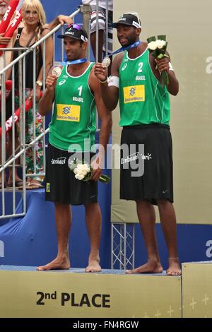 Rio De Janeiro, Brasilien, 13. März 2016. Rio-Grand-Slam-2016. Vizemeister João Solberg und Evandro Gonçalves (BRA) mit ihren Medaillen. Bildnachweis: Maria Adelaide Silva/Alamy Live-Nachrichten Stockfoto
