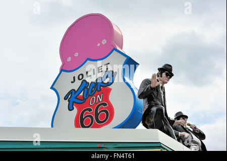 Ein Drive-in-Restaurant mit Statuen der Blues Brothers auf dem Dach zusammen mit ein Zeichen seiner Verknüpfung mit der historischen Route 66. Joliet, Illinois, USA. Stockfoto