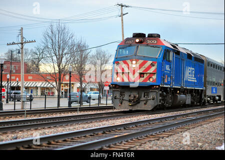 Ein Metra Nahverkehrszug durch LaGrange, Illinois. Die Linie verbindet Chicago mit westlichen und südwestlichen Vorstädten. LaGrange, Illinois, USA. Stockfoto