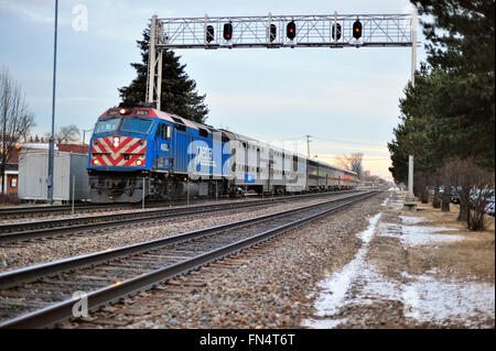 Ein Metra Nahverkehrszug durch LaGrange, Illinois. Die Linie verbindet Chicago mit westlichen und südwestlichen Vorstädten. LaGrange, Illinois, USA. Stockfoto