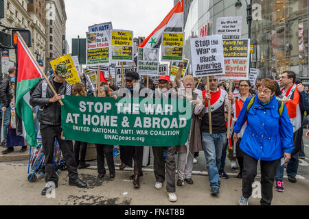 New York, Vereinigte Staaten von Amerika. 13. März 2016. New York: Tag des Friedens und der Solidarität von United National Anti-Kriegs-Koalition organisiert, versammelten sich gegen den Krieg, gegen Rassismus und soziale Gerechtigkeit Aktivisten am Herald Square in New York City zu anhaltenden Krieg und verlangen Geld für die menschlichen Bedürfnisse "Nein" sagen. Endlose Kriege im Ausland bedeuten Sparmaßnahmen und militarisierte Polizei zu Hause. Bildnachweis: Erik McGregor/Pacific Press/Alamy Live-Nachrichten Stockfoto