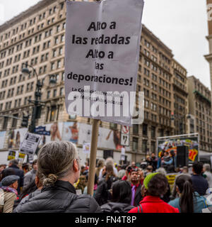 New York, Vereinigte Staaten von Amerika. 13. März 2016. New York: Tag des Friedens und der Solidarität von United National Anti-Kriegs-Koalition organisiert, versammelten sich gegen den Krieg, gegen Rassismus und soziale Gerechtigkeit Aktivisten am Herald Square in New York City zu anhaltenden Krieg und verlangen Geld für die menschlichen Bedürfnisse "Nein" sagen. Endlose Kriege im Ausland bedeuten Sparmaßnahmen und militarisierte Polizei zu Hause. Bildnachweis: Erik McGregor/Pacific Press/Alamy Live-Nachrichten Stockfoto