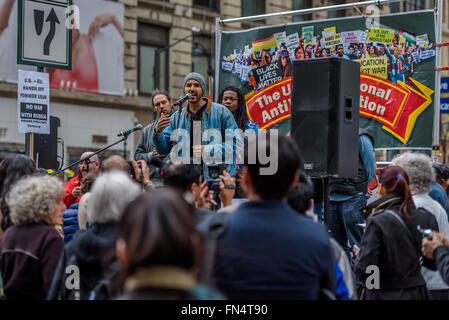 New York, Vereinigte Staaten von Amerika. 13. März 2016. Die Friedens-Dichter unter der Bühne auf den Tag des Friedens und der Solidarität in New York City organisiert von United National Anti-Kriegs-Koalition, gegen den Krieg, gegen Rassismus und soziale Gerechtigkeit Aktivisten versammelten sich am Herald Square in New York City um zu sagen "Nein" anhaltende Krieg und verlangen Geld für die menschlichen Bedürfnisse. Endlose Kriege im Ausland bedeuten Sparmaßnahmen und militarisierte Polizei zu Hause. Bildnachweis: Erik McGregor/Pacific Press/Alamy Live-Nachrichten Stockfoto