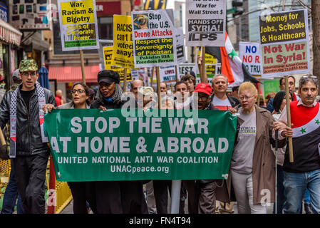 New York, Vereinigte Staaten von Amerika. 13. März 2016. New York: Tag des Friedens und der Solidarität von United National Anti-Kriegs-Koalition organisiert, versammelten sich gegen den Krieg, gegen Rassismus und soziale Gerechtigkeit Aktivisten am Herald Square in New York City zu anhaltenden Krieg und verlangen Geld für die menschlichen Bedürfnisse "Nein" sagen. Endlose Kriege im Ausland bedeuten Sparmaßnahmen und militarisierte Polizei zu Hause. Bildnachweis: Erik McGregor/Pacific Press/Alamy Live-Nachrichten Stockfoto