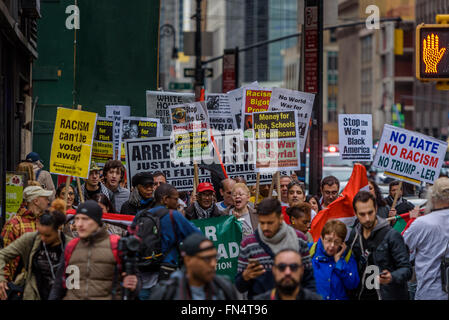 New York, Vereinigte Staaten von Amerika. 13. März 2016. New York: Tag des Friedens und der Solidarität von United National Anti-Kriegs-Koalition organisiert, versammelten sich gegen den Krieg, gegen Rassismus und soziale Gerechtigkeit Aktivisten am Herald Square in New York City zu anhaltenden Krieg und verlangen Geld für die menschlichen Bedürfnisse "Nein" sagen. Endlose Kriege im Ausland bedeuten Sparmaßnahmen und militarisierte Polizei zu Hause. Bildnachweis: Erik McGregor/Pacific Press/Alamy Live-Nachrichten Stockfoto