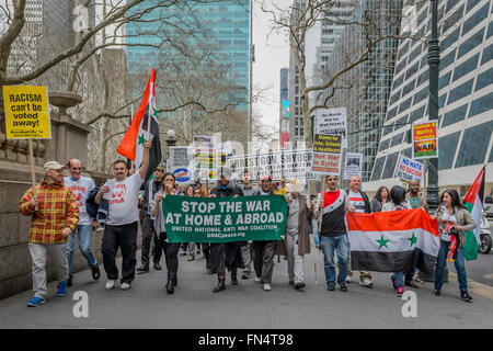 New York, Vereinigte Staaten von Amerika. 13. März 2016. New York: Tag des Friedens und der Solidarität von United National Anti-Kriegs-Koalition organisiert, versammelten sich gegen den Krieg, gegen Rassismus und soziale Gerechtigkeit Aktivisten am Herald Square in New York City zu anhaltenden Krieg und verlangen Geld für die menschlichen Bedürfnisse "Nein" sagen. Endlose Kriege im Ausland bedeuten Sparmaßnahmen und militarisierte Polizei zu Hause. Bildnachweis: Erik McGregor/Pacific Press/Alamy Live-Nachrichten Stockfoto