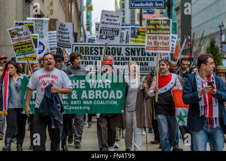 New York, Vereinigte Staaten von Amerika. 13. März 2016. New York: Tag des Friedens und der Solidarität von United National Anti-Kriegs-Koalition organisiert, versammelten sich gegen den Krieg, gegen Rassismus und soziale Gerechtigkeit Aktivisten am Herald Square in New York City zu anhaltenden Krieg und verlangen Geld für die menschlichen Bedürfnisse "Nein" sagen. Endlose Kriege im Ausland bedeuten Sparmaßnahmen und militarisierte Polizei zu Hause. Bildnachweis: Erik McGregor/Pacific Press/Alamy Live-Nachrichten Stockfoto