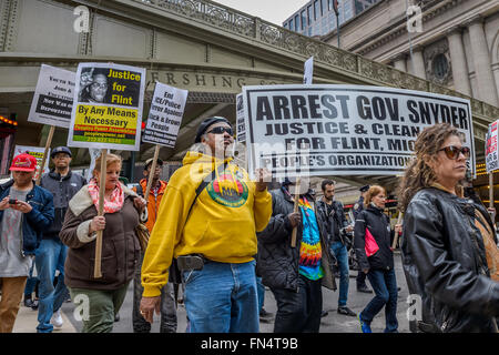 New York, Vereinigte Staaten von Amerika. 13. März 2016. New York: Tag des Friedens und der Solidarität von United National Anti-Kriegs-Koalition organisiert, versammelten sich gegen den Krieg, gegen Rassismus und soziale Gerechtigkeit Aktivisten am Herald Square in New York City zu anhaltenden Krieg und verlangen Geld für die menschlichen Bedürfnisse "Nein" sagen. Endlose Kriege im Ausland bedeuten Sparmaßnahmen und militarisierte Polizei zu Hause. Bildnachweis: Erik McGregor/Pacific Press/Alamy Live-Nachrichten Stockfoto