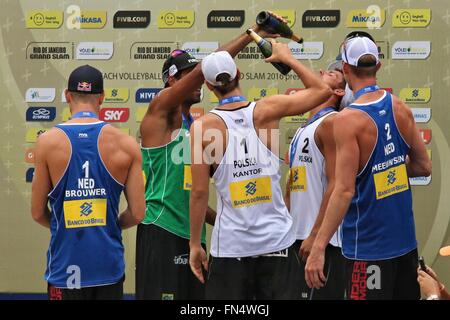 Rio De Janeiro, Brasilien, 13. März 2016. Rio-Grand-Slam-2016. Champagner Celebration für Medaillengewinner João Solberg und Evandro Gonçalves (BH, 2. Platz), Bartosz Losiak und Piotr Kantor (POL, Gewinner) und Alexander Brouwer und Robert Meeuwsen (NED, 3. Platz). Bildnachweis: Maria Adelaide Silva/Alamy Live-Nachrichten Stockfoto