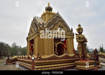 Eine kleine Halle neben dem Hauptschrein Halle des Wat Khao Kalok in Pranburi, Thailand Stockfoto