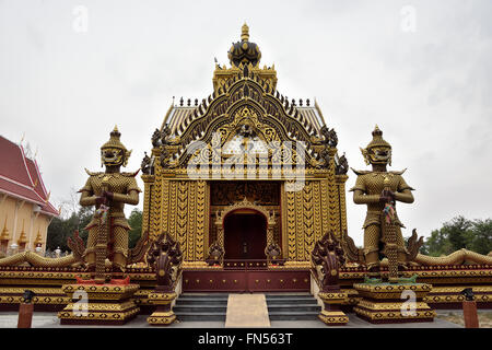 Eine kleine Halle neben dem Hauptschrein Halle des Wat Khao Kalok in Pranburi, Thailand Stockfoto