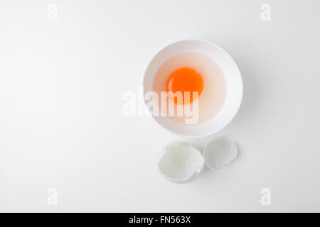 Eigelb in eine Schüssel geben Stockfoto