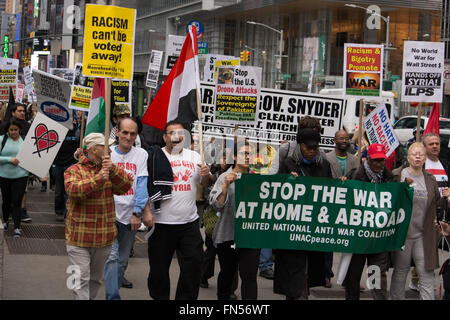 New York, USA. 13. März 2016. Aktivisten März gegen Krieg, Rassismus und anti-muslimischen Fanatismus von Herald Square zu Dag Hammarskjöld Plaza im UN-Hauptquartier. Bildnachweis: M. Stan Reaves/Alamy Live-Nachrichten Stockfoto