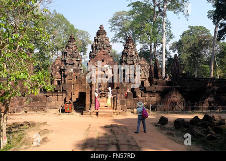 Touristen am Banteay Srei und Banteay Srey ist a10th-Jahrhundert kambodschanischen Tempel für den Hindu-Gott Shiva. Stockfoto