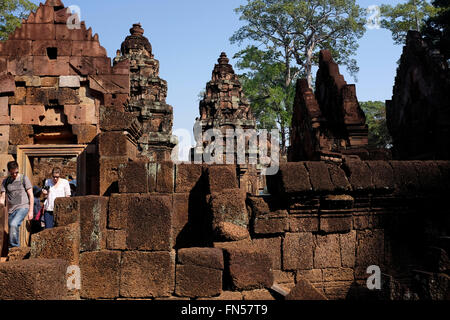 Touristen am Banteay Srei und Banteay Srey ist a10th-Jahrhundert kambodschanischen Tempel für den Hindu-Gott Shiva. Stockfoto