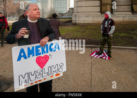 Saint Louis, Missouri, USA. 10. März 2016. Zwei Demonstranten bei St. Louis Donald Trump-Rallye in St. Louis, MO schauen in verschiedene Richtungen unmittelbar vor der Veranstaltung. © Michael Weber/ZUMA Draht/Alamy Live-Nachrichten Stockfoto