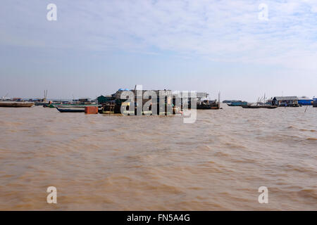 Schwimmendes Dorf am Tonle Sap See, in der Nähe von Kampong Kleang, Kambodscha Stockfoto