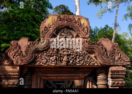 Hindu Gott Vishnu die Form von Narasimha Dämon Prinz Hiranyakashipu zu zerstören. Rosa Tempel, Siem Reap, Kambodscha Stockfoto