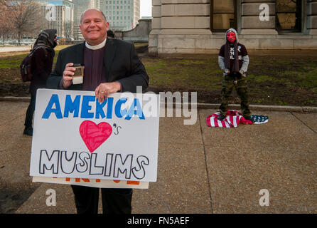 Saint Louis, Missouri, USA. 10. März 2016. Zwei Demonstranten am St. Louis Donald Trump Rallye in St. Louis, MO, unmittelbar vor der Veranstaltung. © Michael Weber/ZUMA Draht/Alamy Live-Nachrichten Stockfoto