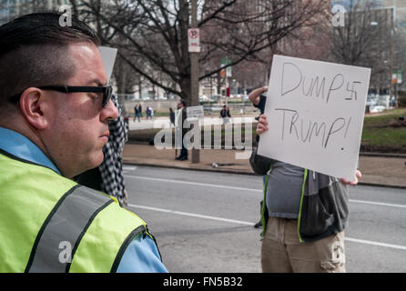 Saint Louis, Missouri, USA. 10. März 2016. A St. Louis Polizist sieht aus wie ein Demonstrant ein Schild hält Trumpf. © Michael Weber/ZUMA Draht/Alamy Live-Nachrichten Stockfoto