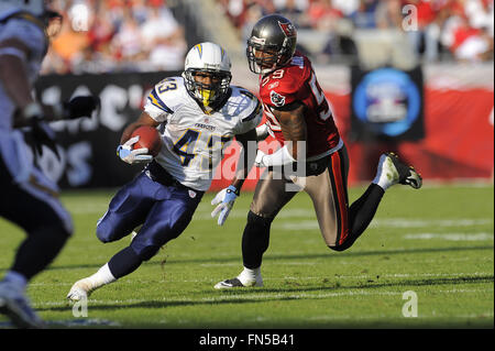 Tampa, Fla, USA. 21. Dezember 2008. San Diego Chargers Runningback Darren Sproles (43) entzieht sich Tampa Bay Buccaneers Linebacker Cato Juni (59) in der zweiten Hälfte der Ladegeräte 41-24 Sieg im Raymond James Stadium am 21. Dezember 2008 in Tampa, Florida ZUMA Press/Scott A. Miller © Scott A. Miller/ZUMA Draht/Alamy Live News Stockfoto