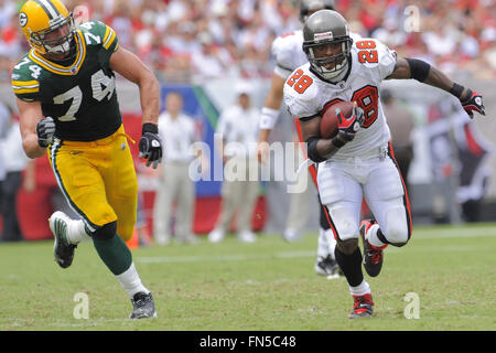 Tampa, FL, USA. 28. Sep, 2008. Tampa, Florida, 28. September 2008: Tampa Bay Buccaneers Runningback läuft Warrick Dunn (28), Green Bay Packers defensive end Aaron Kampman (74) während ihres Spiels im Raymond James Stadium. © Scott A. Miller/ZUMA Draht/Alamy Live-Nachrichten Stockfoto