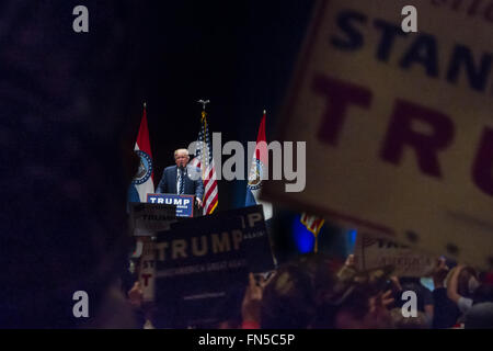 Saint Louis, Missouri, USA. 11. März 2016. DONALD TRUMP ist eingerahmt von Kampagne Zeichen gleichzeitig auf der Bühne am Peabody Opera House in St. Louis, Mo © Michael Weber/ZUMA Draht/Alamy Live News Stockfoto