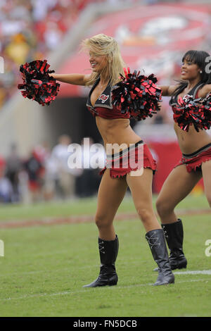 Tampa, FL, USA. 28. Sep, 2008. Tampa, Florida, 28. September 2008: Tampa Bay Buccaneers Cheerleader bei den Bucs-Spiel gegen die Green Bay Packers im Raymond James Stadium. © Scott A. Miller/ZUMA Draht/Alamy Live-Nachrichten Stockfoto